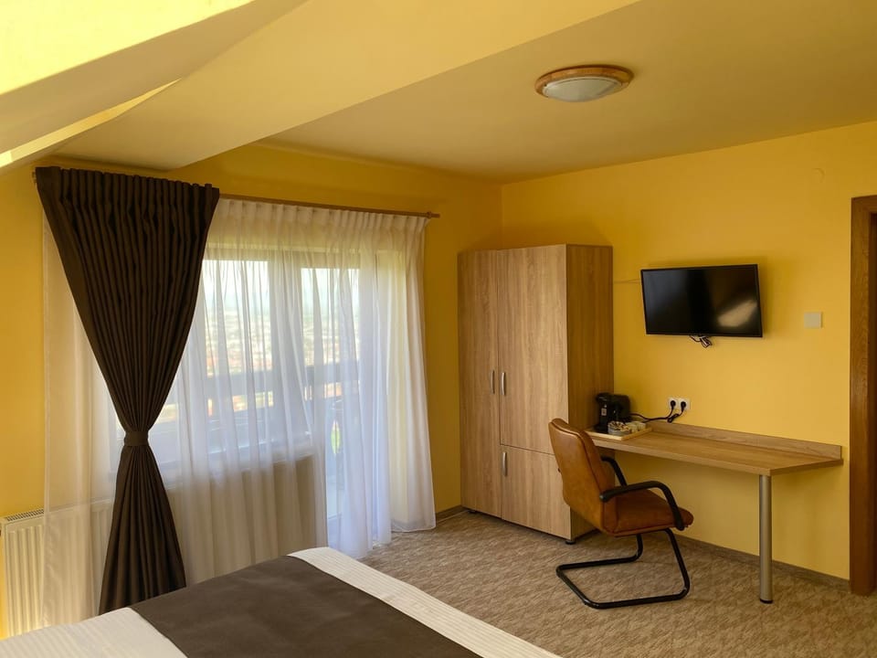 Bed, TV and multimedia, Photo of the whole room, Bedroom