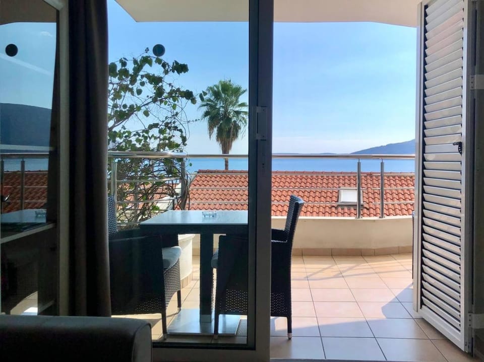 Natural landscape, View (from property/room), Balcony/Terrace, Living room, Seating area, Dining area, Mountain view, Sea view