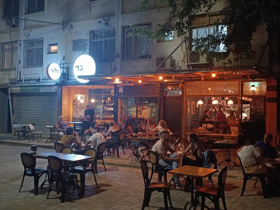 Property building, Restaurant/places to eat, Night, People, Food and drinks, Food, City view, Location