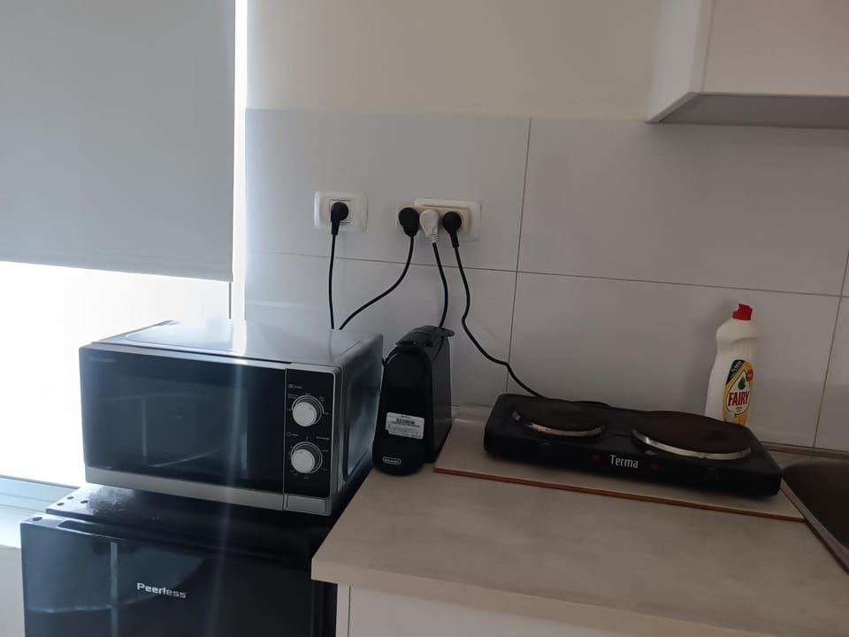 Coffee/tea facilities, Kitchen or kitchenette, stove