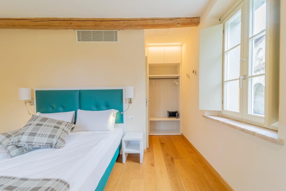 Bed, Photo of the whole room, Bedroom, air conditioner