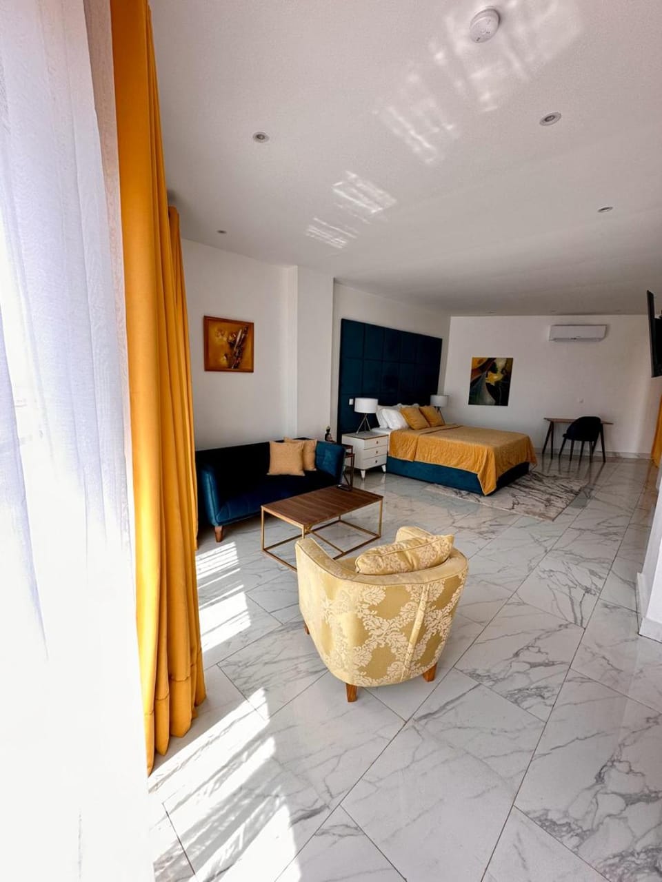 Bed, Photo of the whole room, Seating area, Bedroom, air conditioner