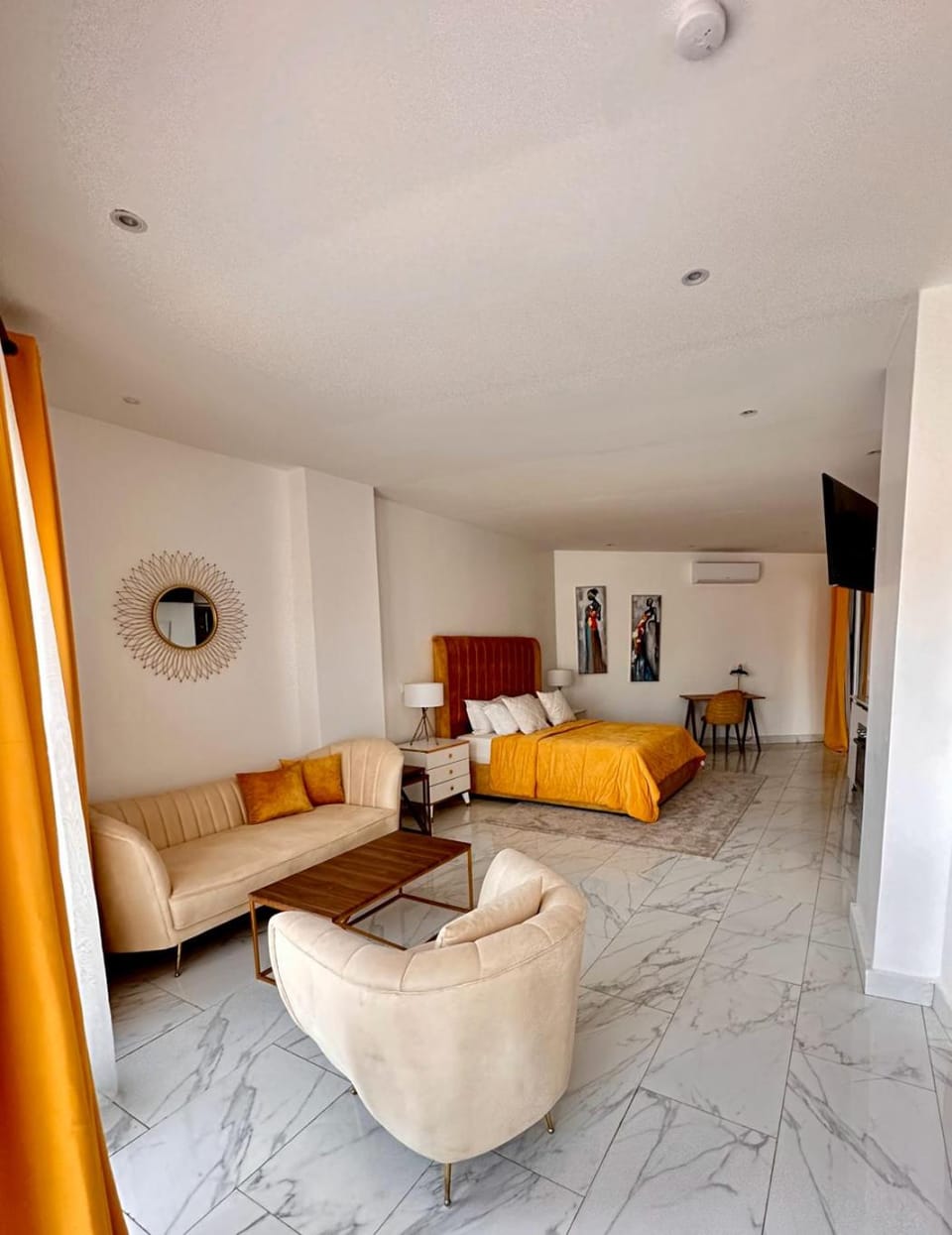 Bed, TV and multimedia, Photo of the whole room, Seating area, Bedroom