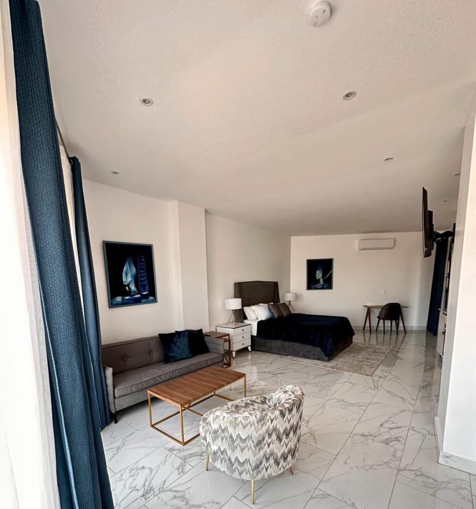 Bed, TV and multimedia, Photo of the whole room, Seating area, Bedroom, air conditioner