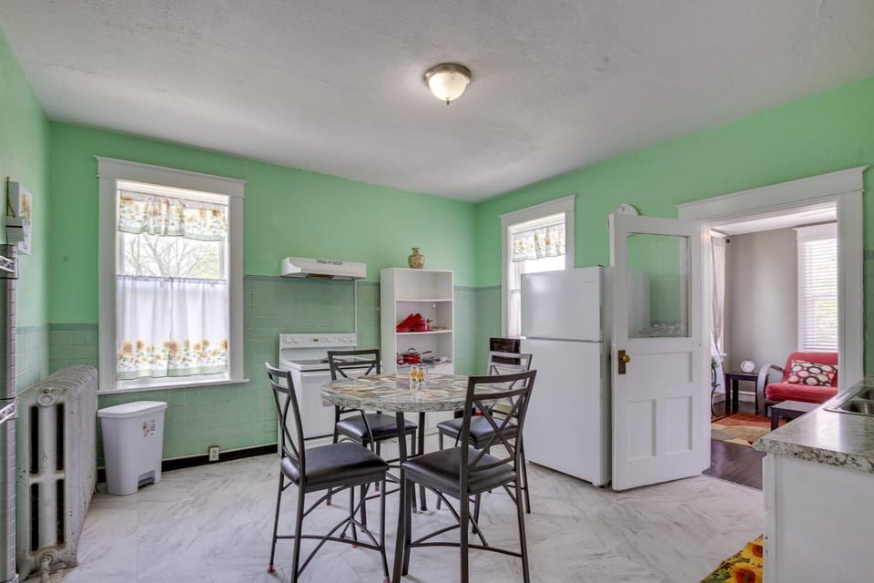 Walk to Restaurants: Cozy, Convenient Jennings Apt Apartment in Saint Louis