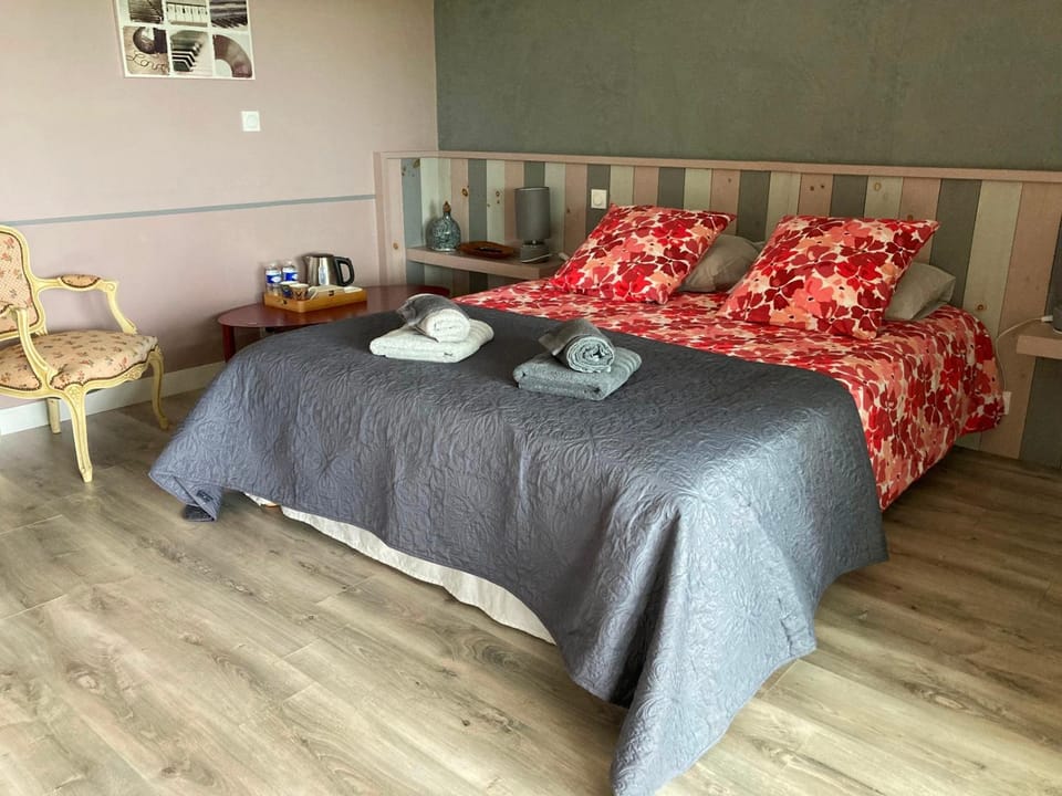 Bed, Photo of the whole room, Bedroom, towels