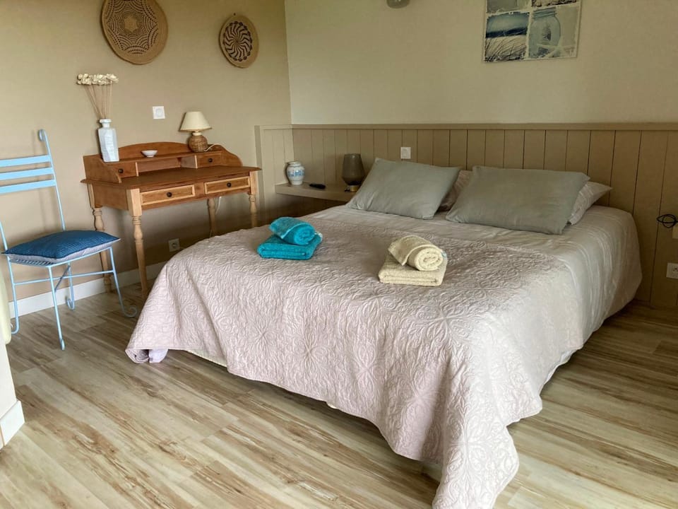 Bed, Photo of the whole room, Bedroom, towels