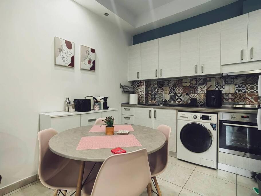 Coffee/tea facilities, Kitchen or kitchenette, Dining area, stove, washing machine