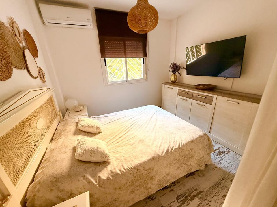 Bed, TV and multimedia, Photo of the whole room, Bedroom, air conditioner