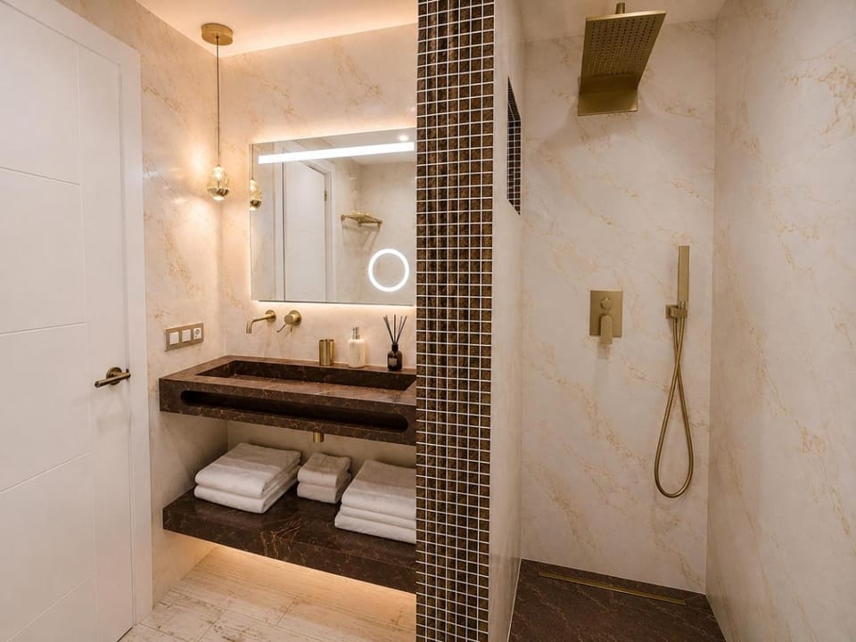 Shower, Toilet, Bathroom, towels