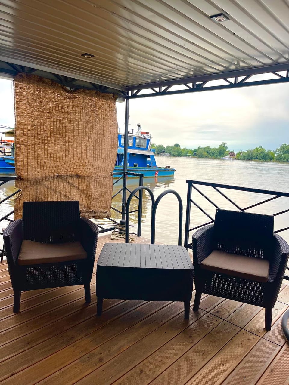 Patio, View (from property/room), Balcony/Terrace, Seating area, River view