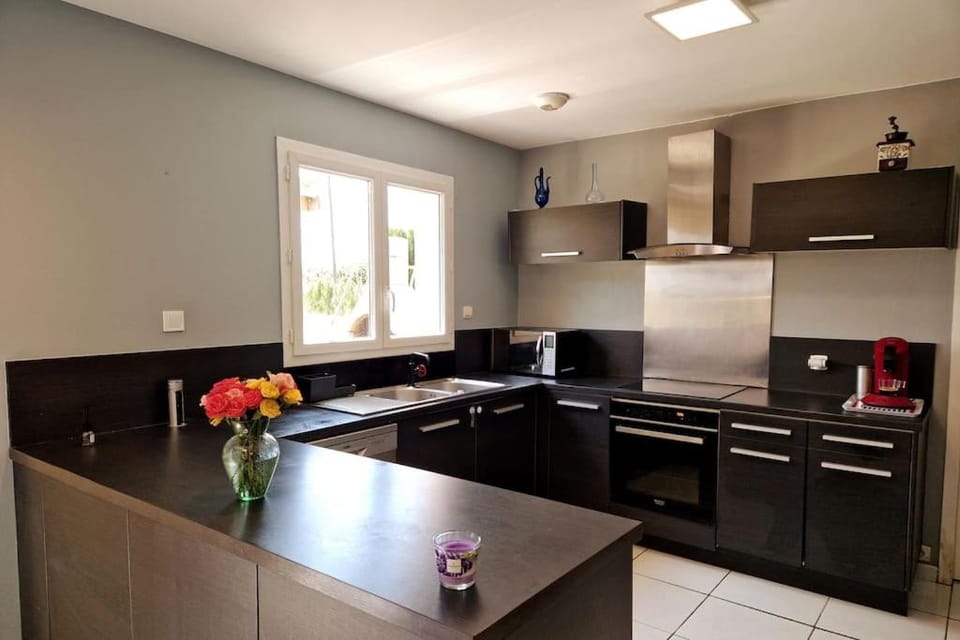 Coffee/tea facilities, Kitchen or kitchenette, Dining area, dishwasher, oven, stove