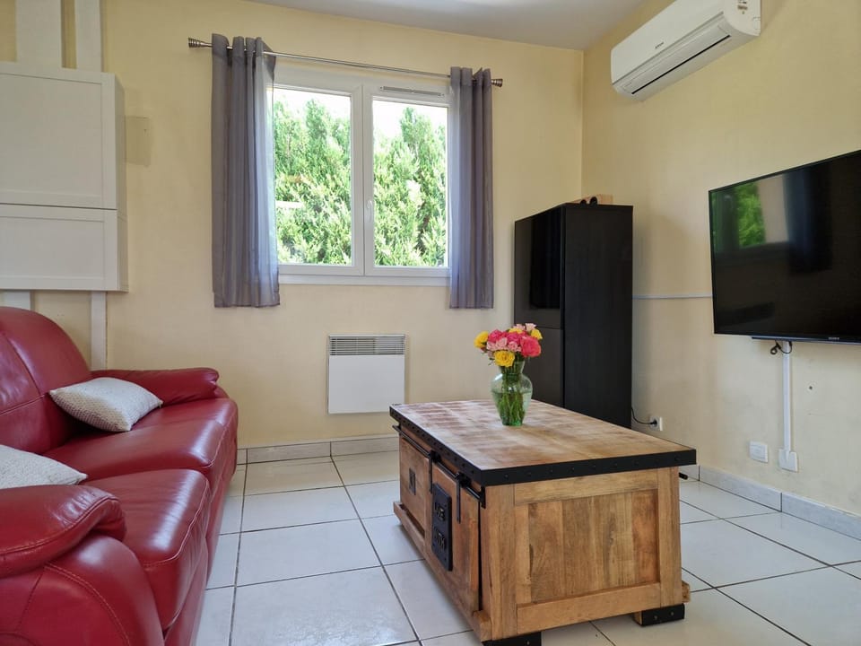 Communal lounge/ TV room, TV and multimedia, Living room, Seating area, air conditioner