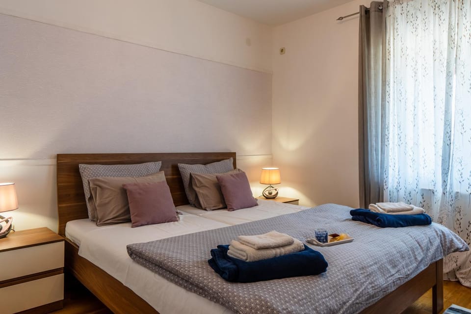 Bed, Bedroom, towels