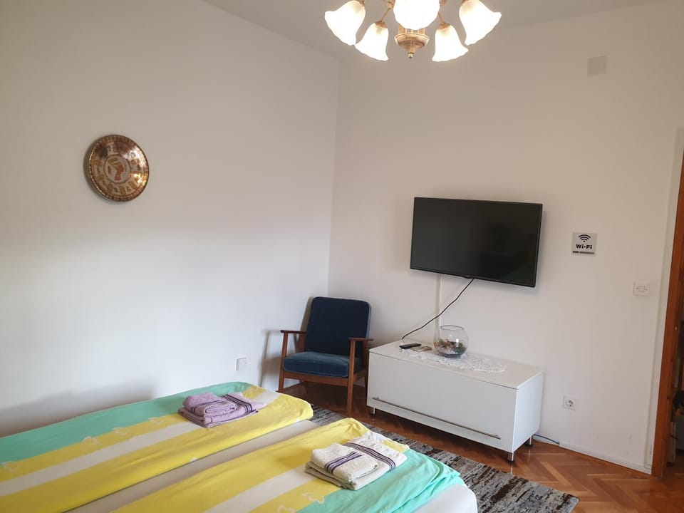 Bed, TV and multimedia, Bedroom