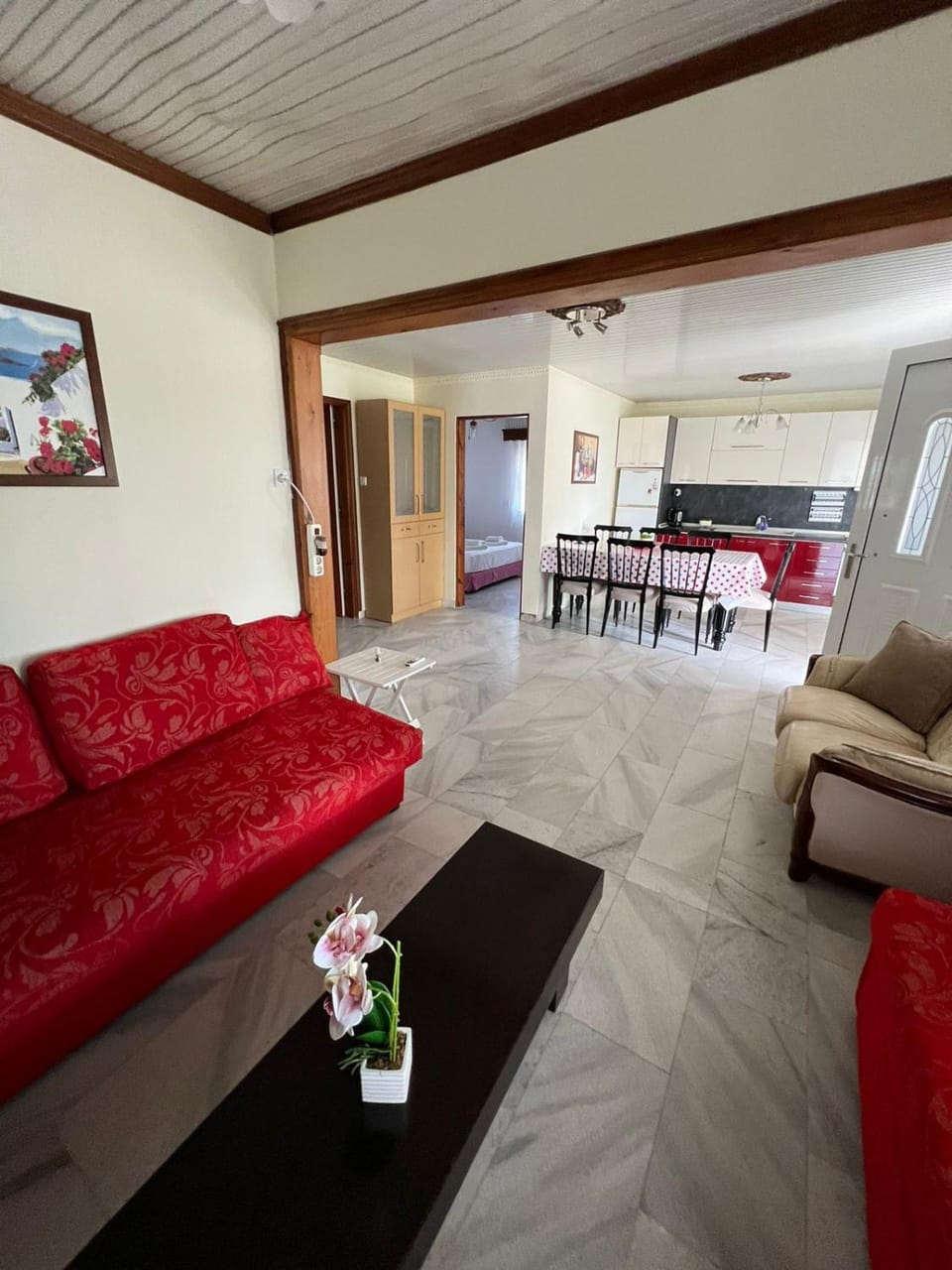 Kitchen or kitchenette, Living room, Seating area, Dining area