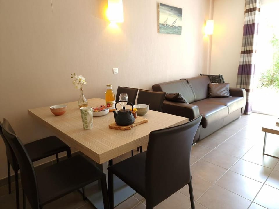 Living room, Food and drinks, Seating area, Dining area, Food, Drinks