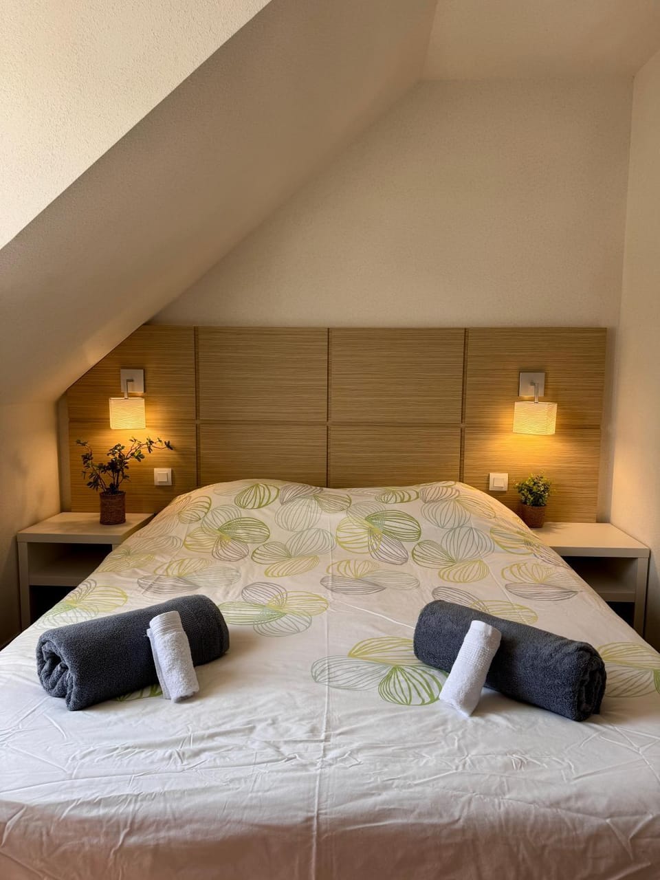 Bed, Photo of the whole room, Bedroom, towels
