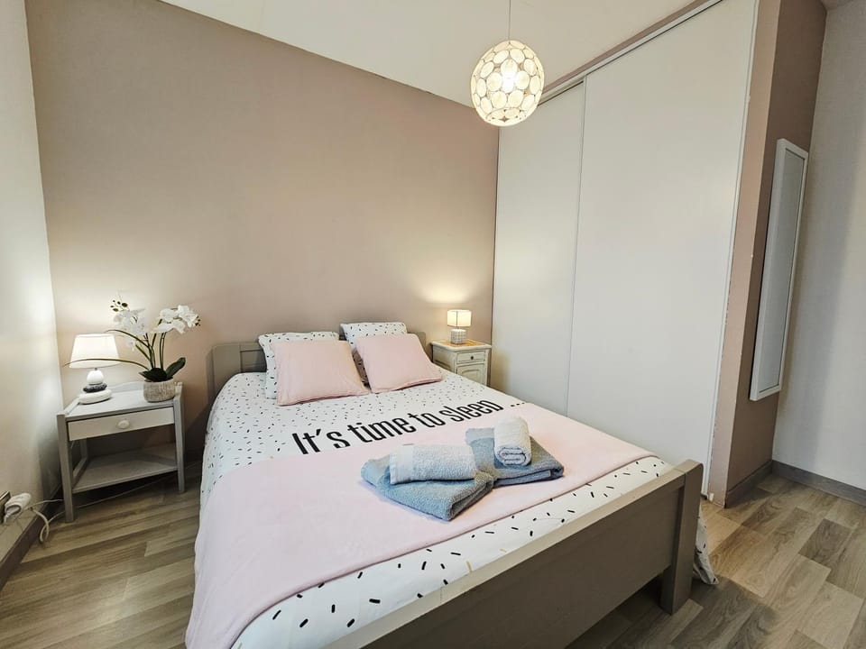 Bed, Photo of the whole room, Bedroom, towels