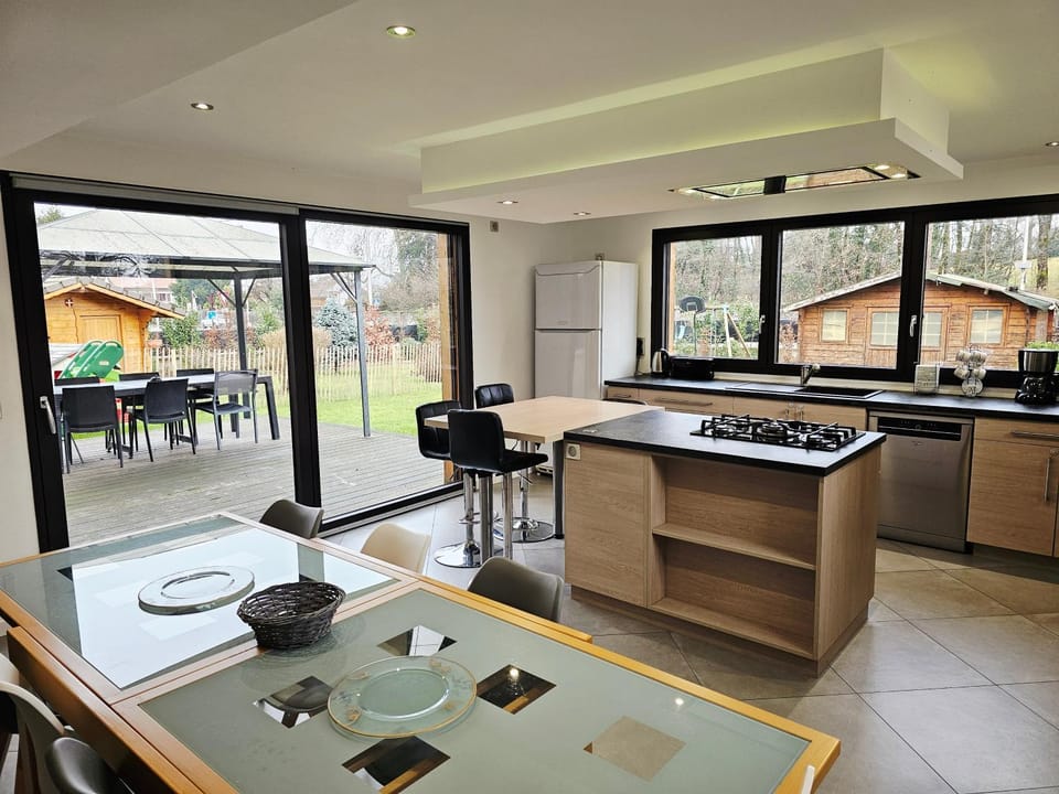 Kitchen or kitchenette, Dining area