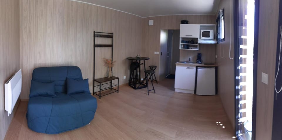 Kitchen or kitchenette, Living room, Seating area, minibar