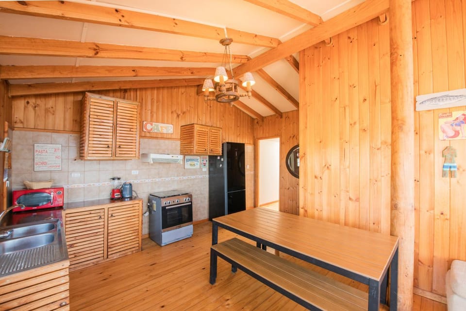 Kitchen or kitchenette, Dining area, minibar, pet friendly