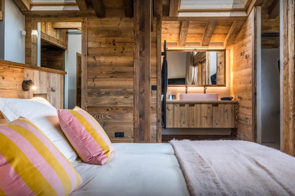 Bed, Bathroom, Photo of the whole room, Bedroom