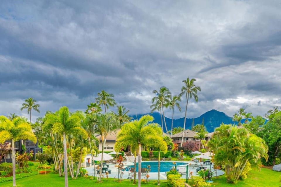 Delightful views of Pool & Mountains Apartment in Princeville