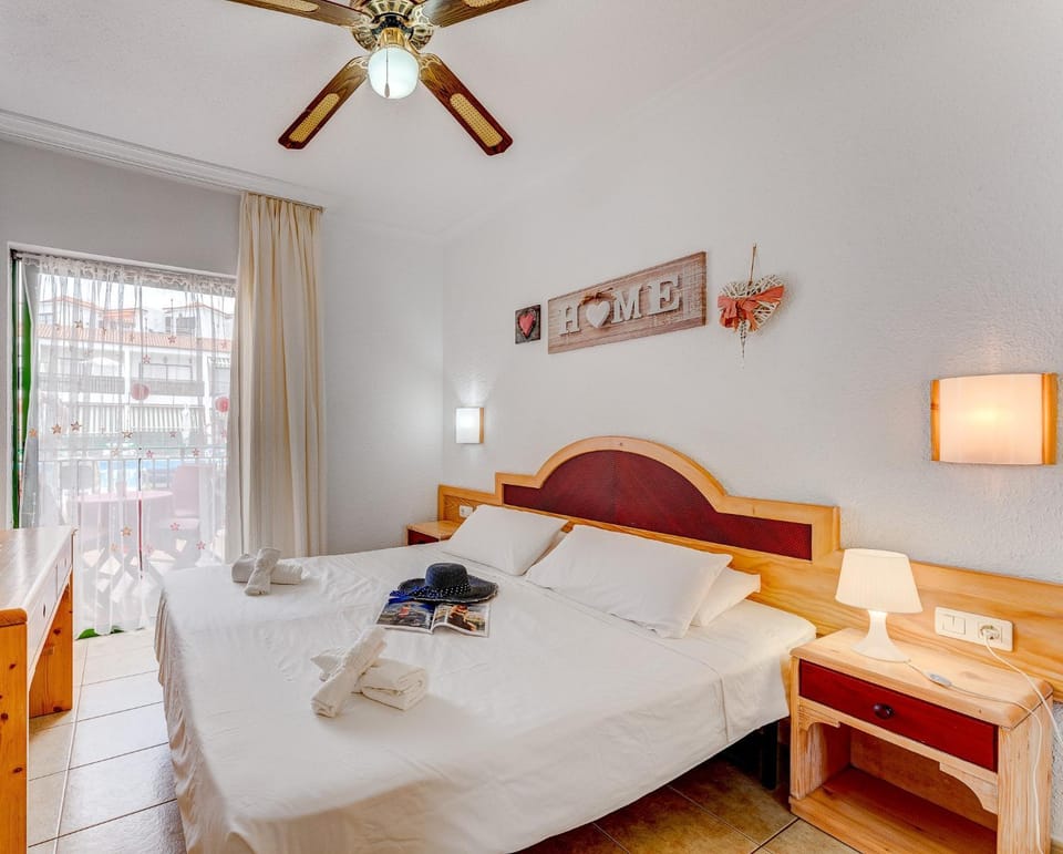 Los Cristianos apartamento con Terraza Piscina WIFI Apartment in Los Cristianos