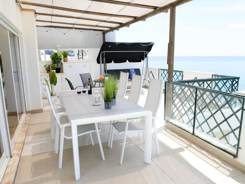 View (from property/room), Balcony/Terrace, Dining area, Sea view
