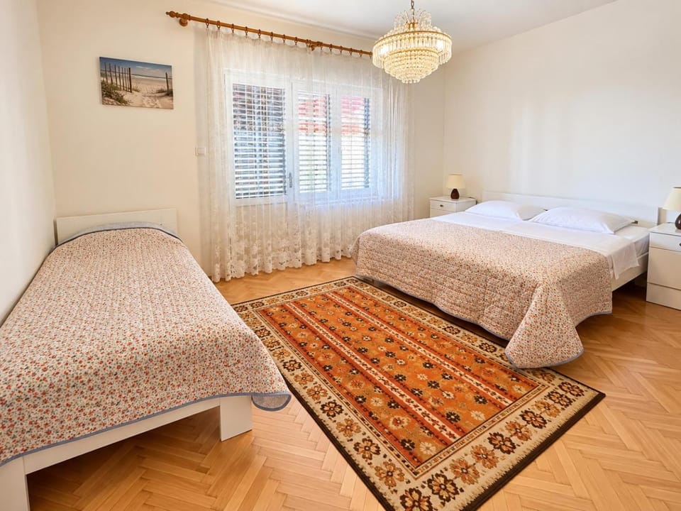 Spacious retro 3-bedroom home 130m2 in Zadar, Puntamika Borik beach area Apartment in Zadar