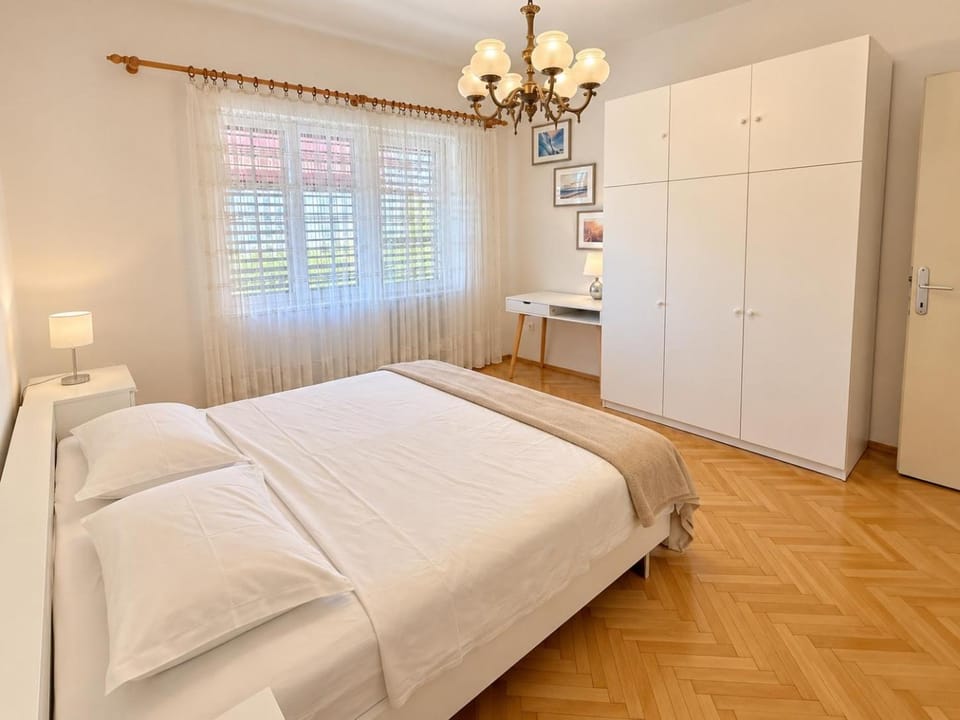 Spacious retro 3-bedroom home 130m2 in Zadar, Puntamika Borik beach area Apartment in Zadar
