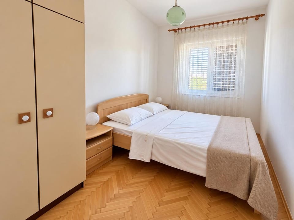 Spacious retro 3-bedroom home 130m2 in Zadar, Puntamika Borik beach area Apartment in Zadar