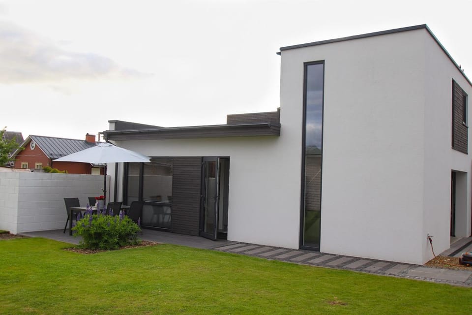 Property building, Garden, Dining area, Garden view, pet friendly