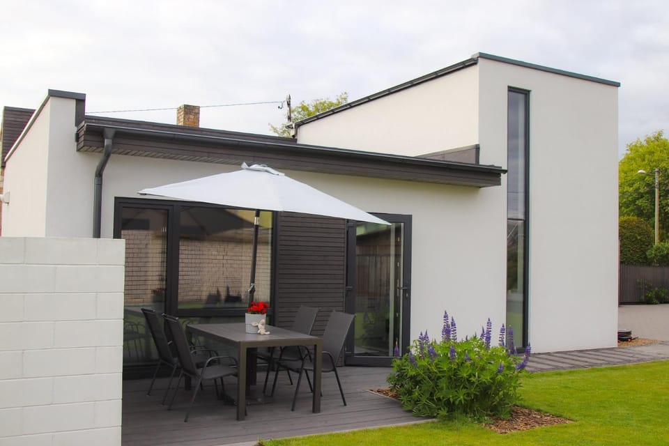 Property building, Patio, Garden, Dining area, Garden view, pet friendly