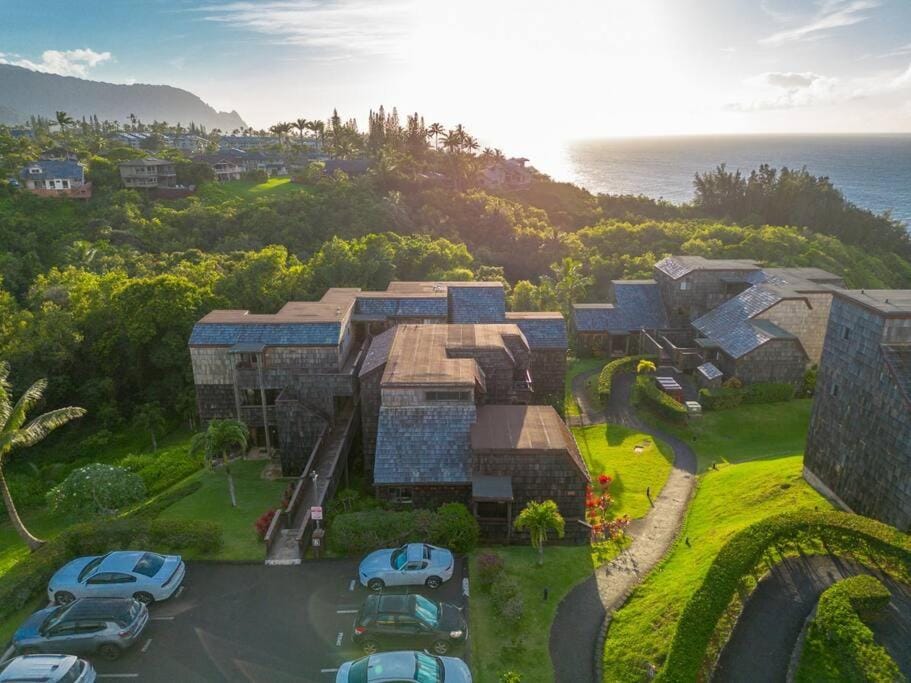Style and Comfort Over the Ocean Apartment in Princeville