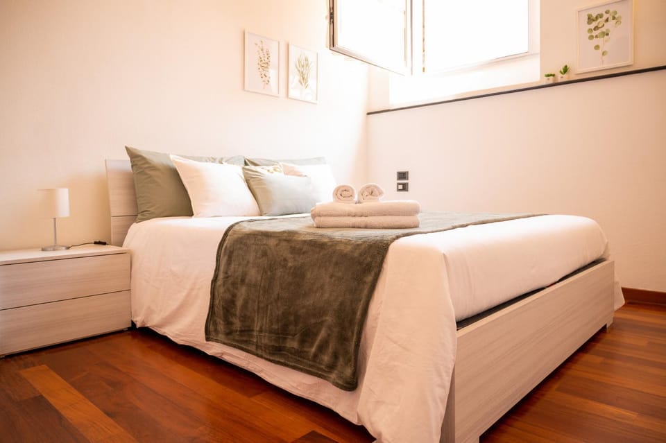 Bed, Photo of the whole room, Bedroom, towels