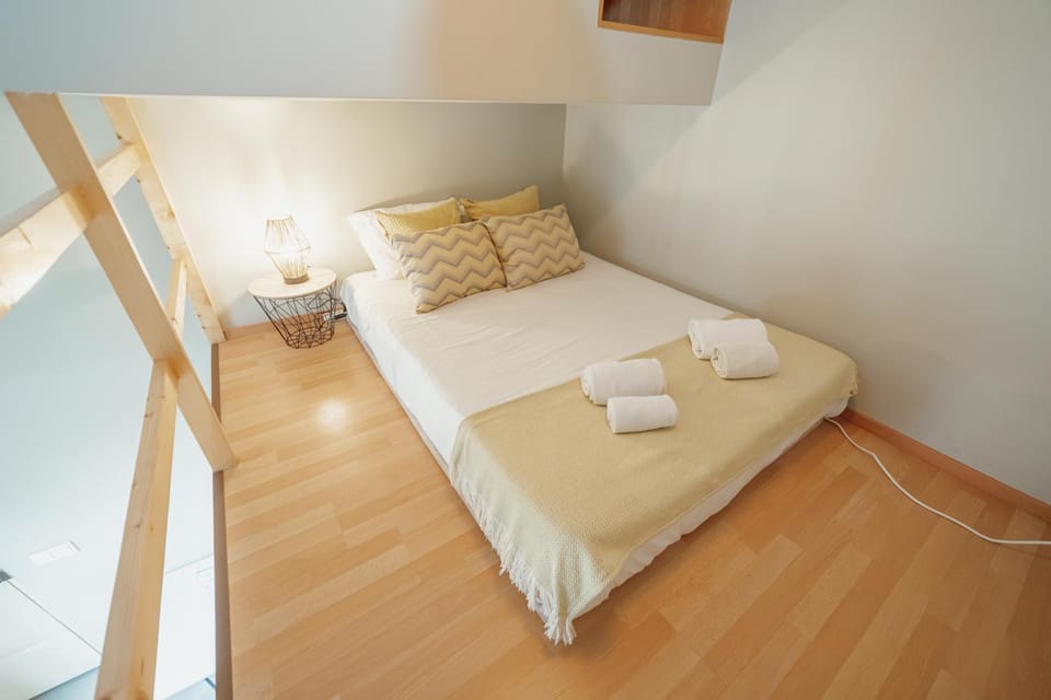 Bed, Bedroom, towels