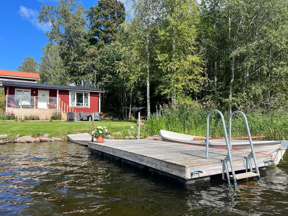 Sommarstuga med sjötomt och brygga House in Sweden