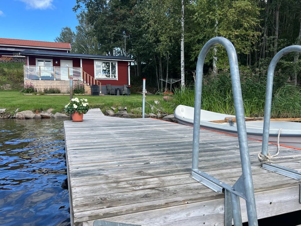 Sommarstuga med sjötomt och brygga House in Sweden
