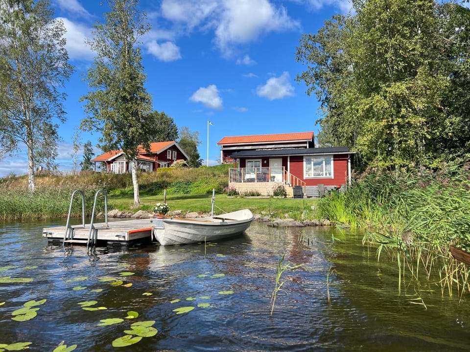 Sommarstuga med sjötomt och brygga House in Sweden