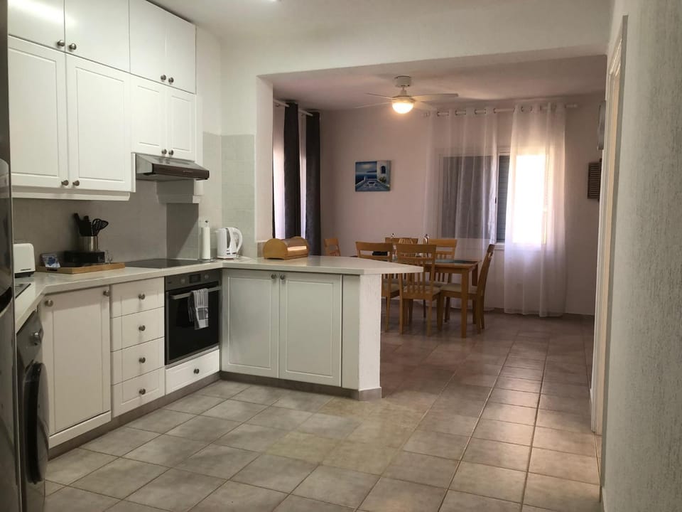 Kitchen or kitchenette, Dining area, dishwasher, minibar, pet friendly, stove
