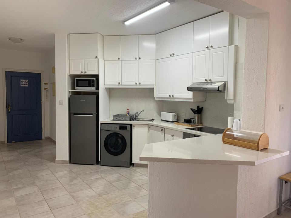 Kitchen or kitchenette, dishwasher, minibar, stove, toaster, washing machine