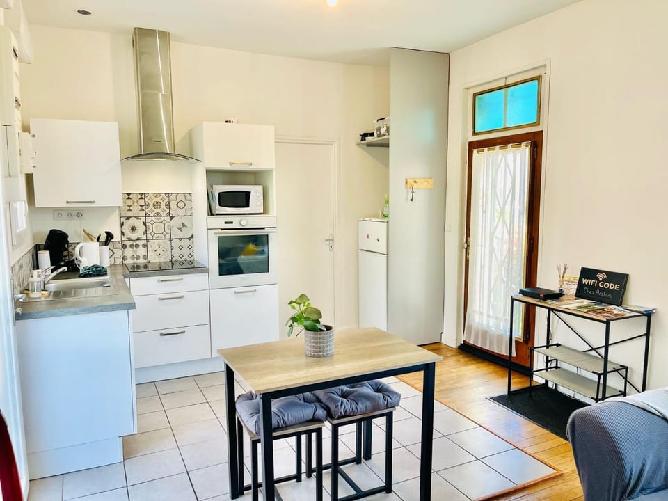 Kitchen or kitchenette, Dining area, stove