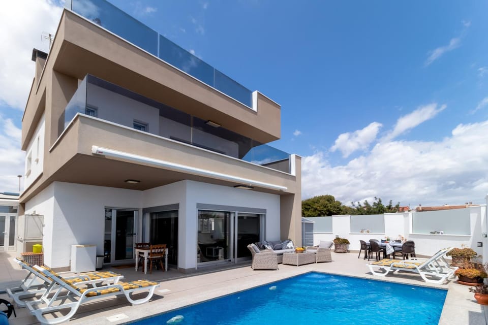 Property building, Patio, Balcony/Terrace, Pool view, Swimming pool, Swimming pool, sunbed