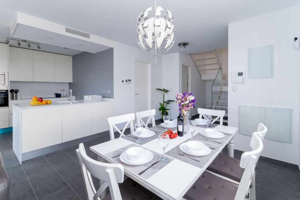 Kitchen or kitchenette, Living room, Seating area, Dining area, pet friendly, stove