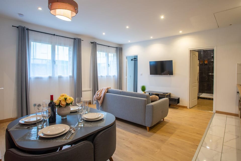 Communal lounge/ TV room, TV and multimedia, Living room, Seating area, Dining area
