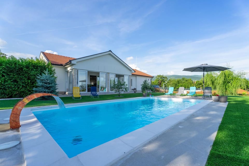 Property building, Garden, Pool view, Swimming pool