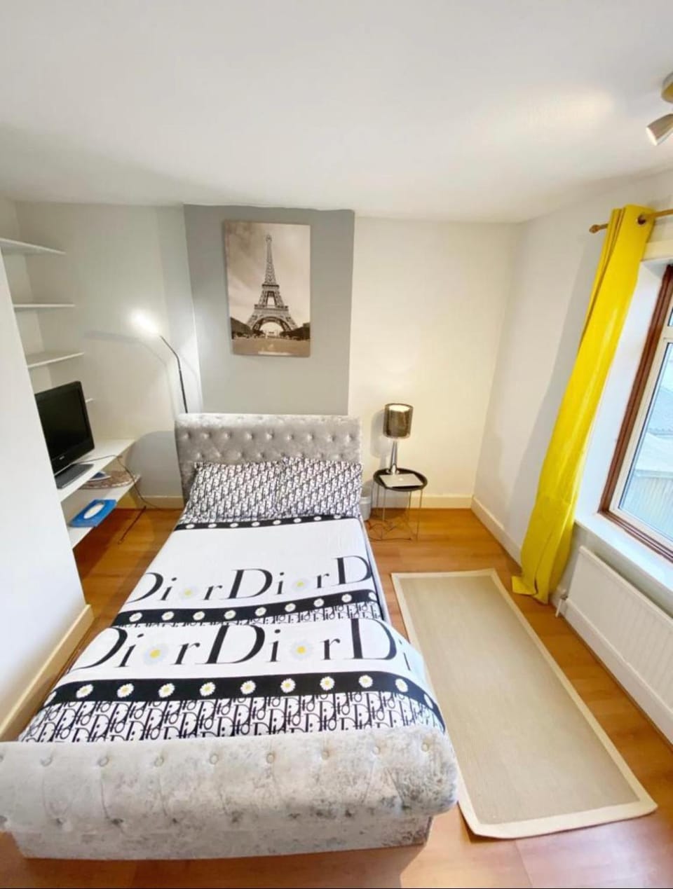 Photo of the whole room, Bedroom