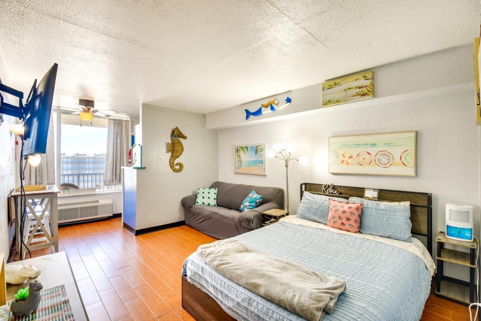 Balcony w/ Ocean Views: Daytona Beach Studio Apartment in Florida